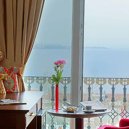 The Magnaura Palace Hotell