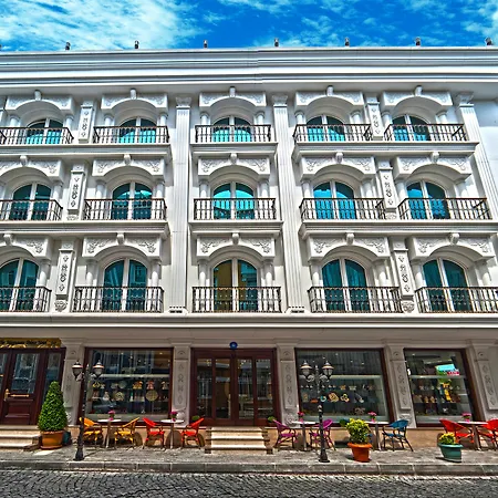 The Magnaura Palace Hotell