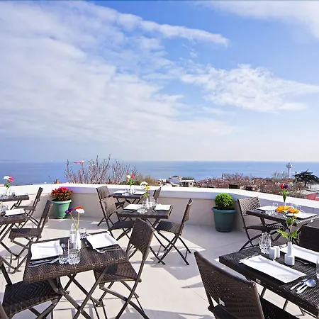 The Magnaura Palace Hotell 4*